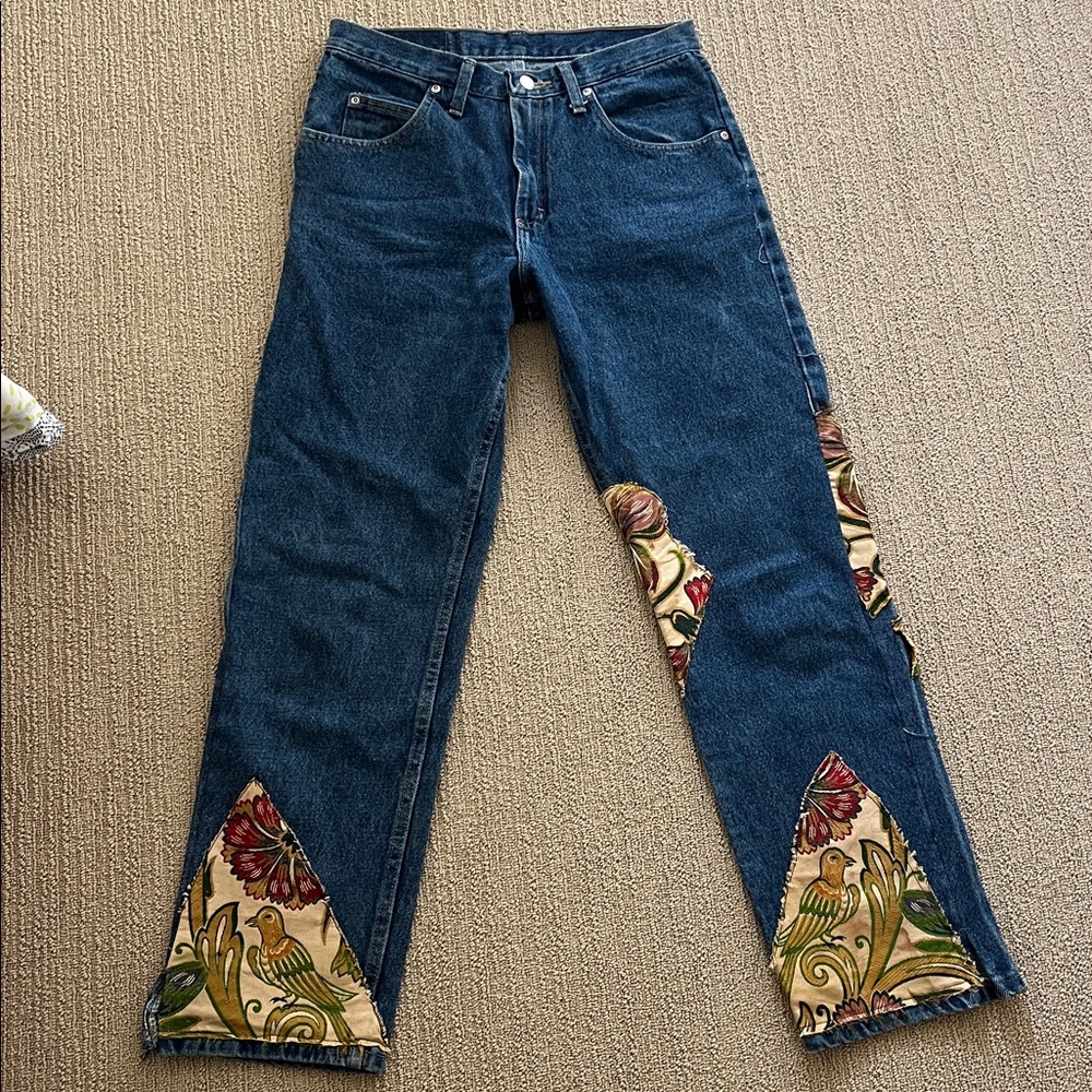 Wrangler 30x30 Relaxed Classic Blue Denim Jeans with beautiful textile detail